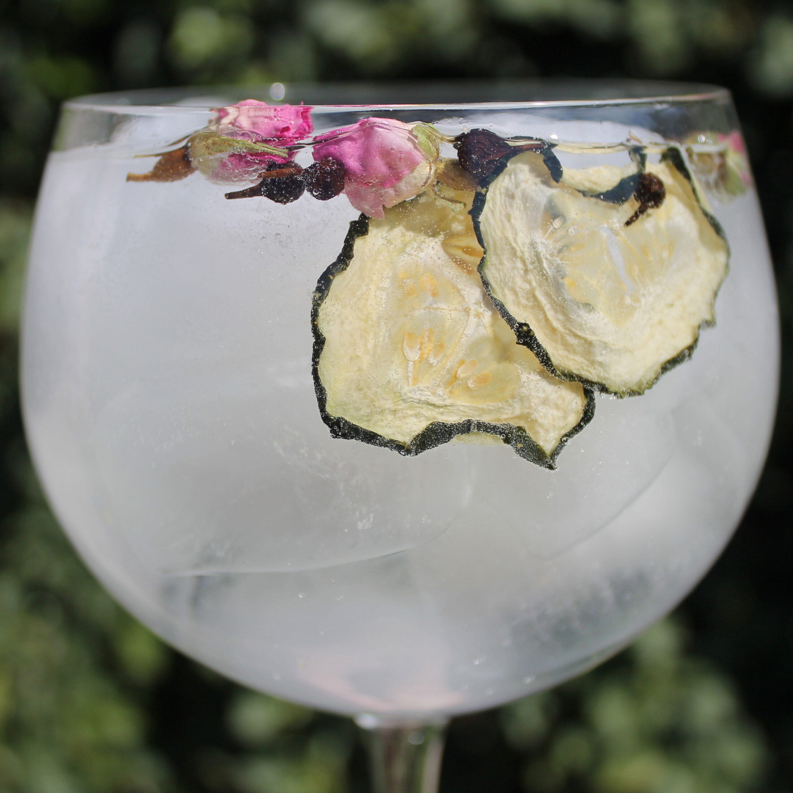 Hendrick's gin & 1724 tonic s poupaty růže, okurkou a pepřem kubéba