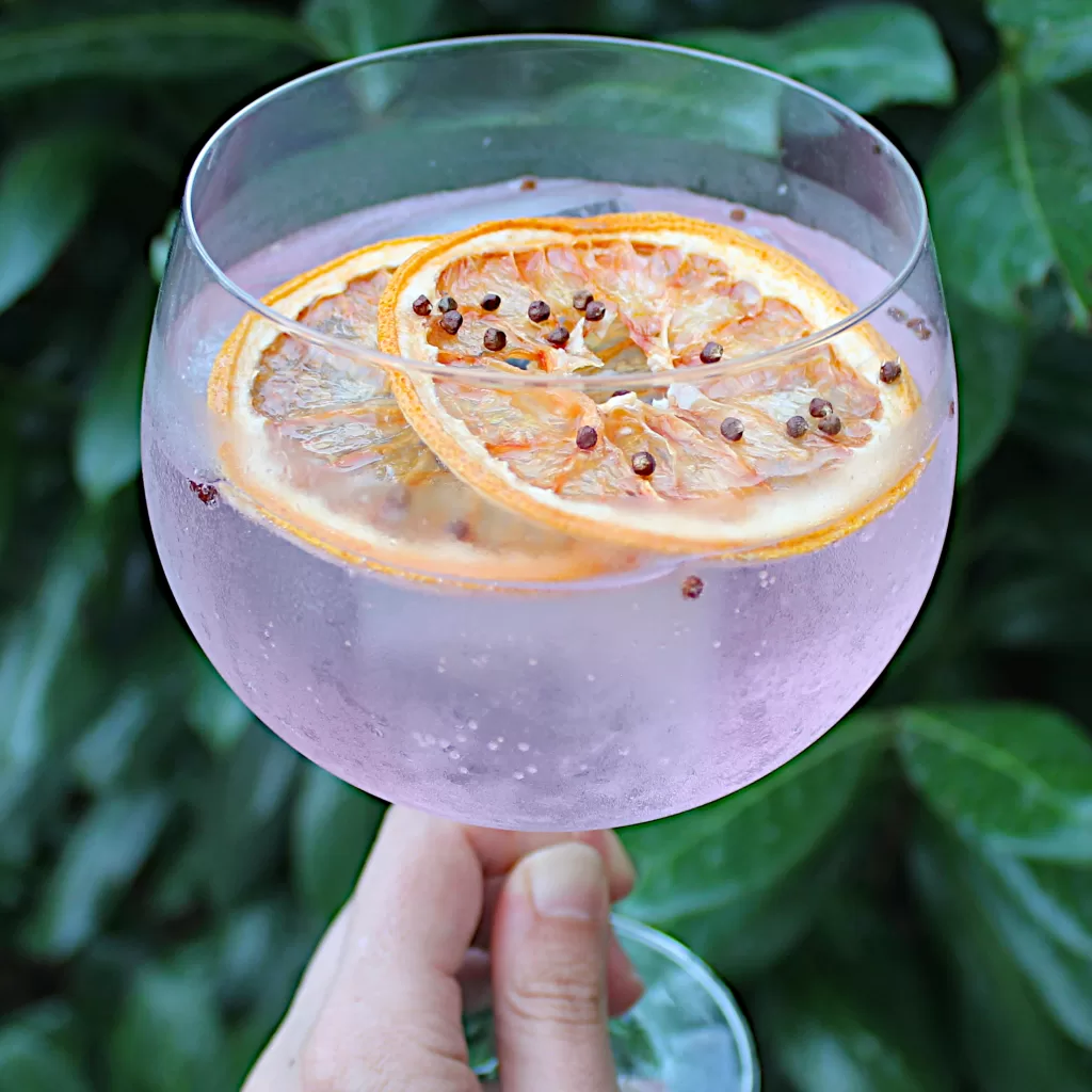 Bombay Sapphire gin & The London Essence Pomelo & Pink Pepper tonic s grapefruitem a guinejským pepřem