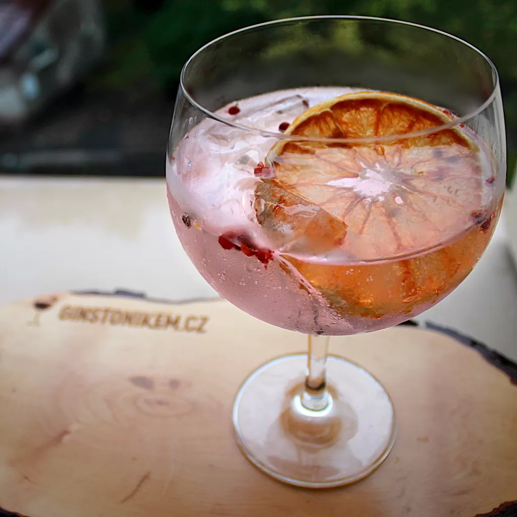 Malfy Rosa gin & The London Essence Pomelo & Pink Pepper tonic s grapefruitem a růžovým pepřem